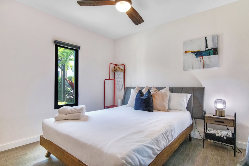 5BR Sleeps 14 w/ In-law Suite & Bbq!