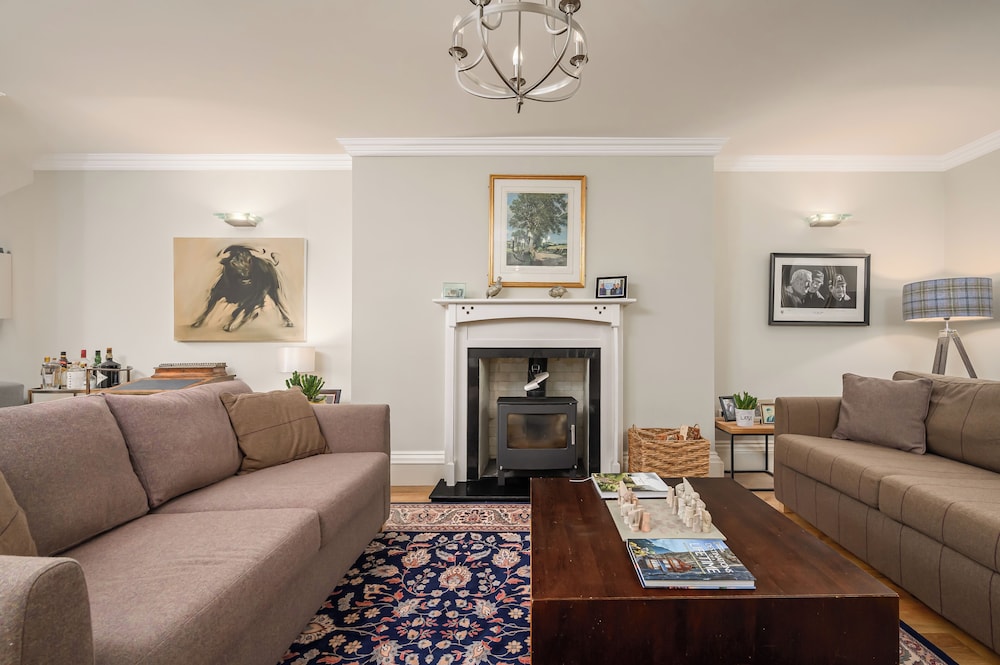Elegant 3-Bedroom Flat in West End
