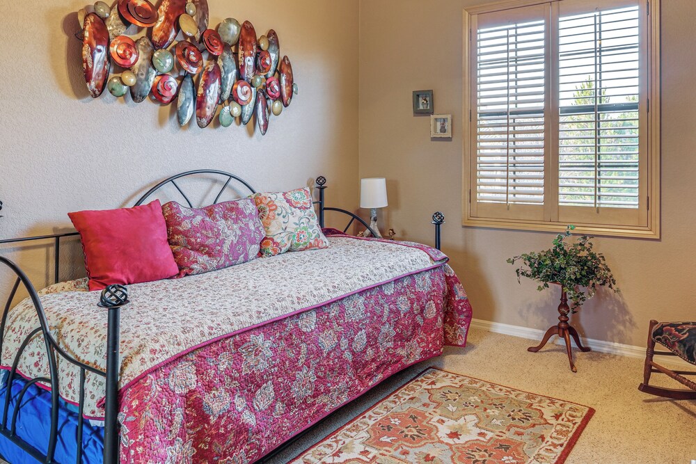 Stay, Work & Golf! Prescott Condo w/ WFH Setup