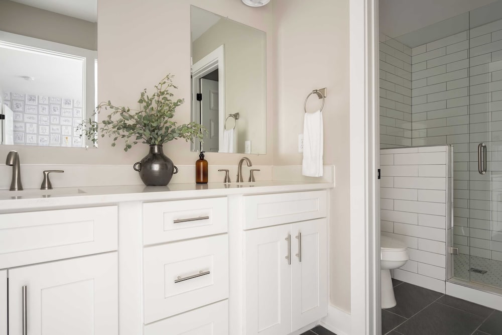 8 Nashville Homes w/ 21 Bedrooms, 21 Baths & Space for 74, Just Minutes From Broadways Nightlife, Dining, and Music Scene Cherokee by Avantstay