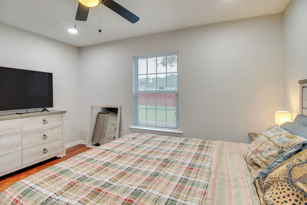 3 Mi to Oglethorpe Mall: Home w/ Fenced Yard!