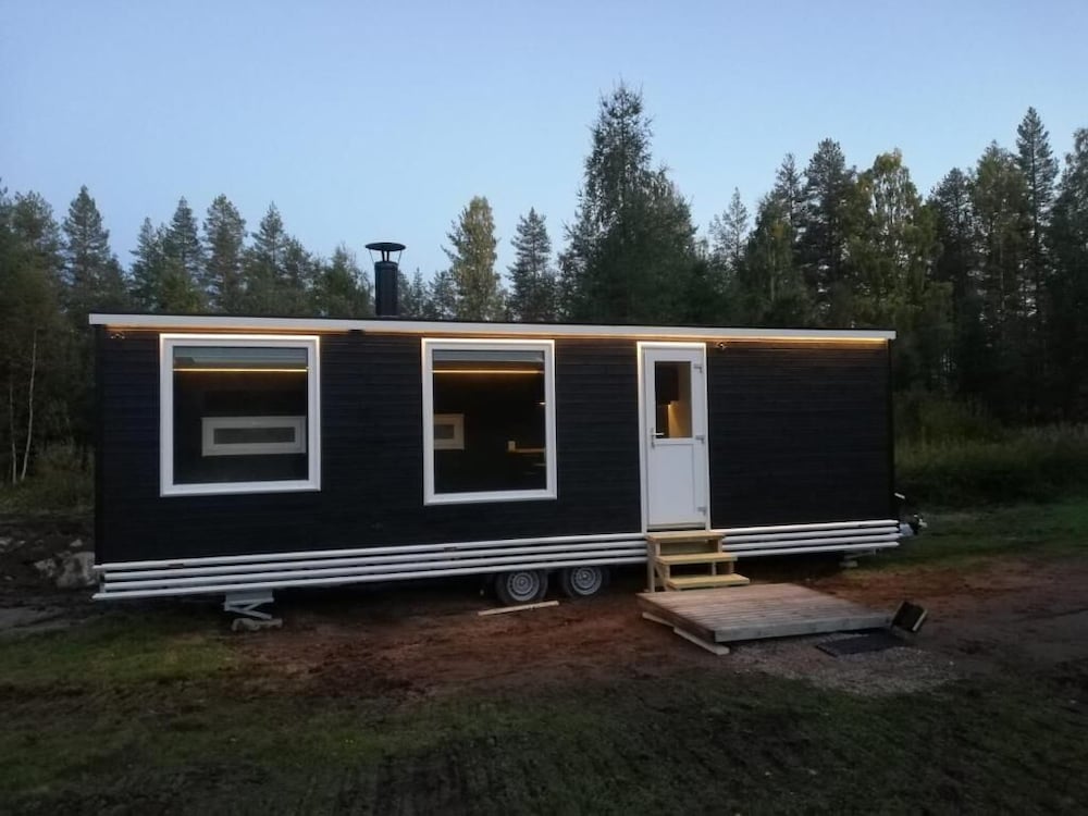Old Pine Husky Lodge