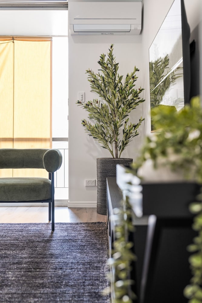 Elegant 2-bed With Balcony by Parks and Amenities