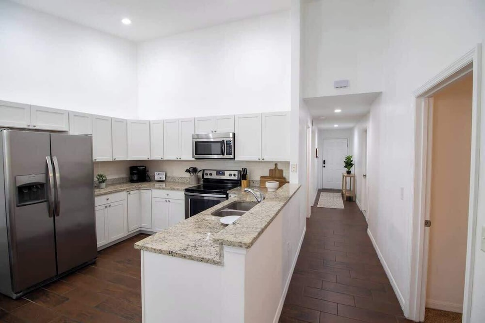 Entire Modern Home in Dade City