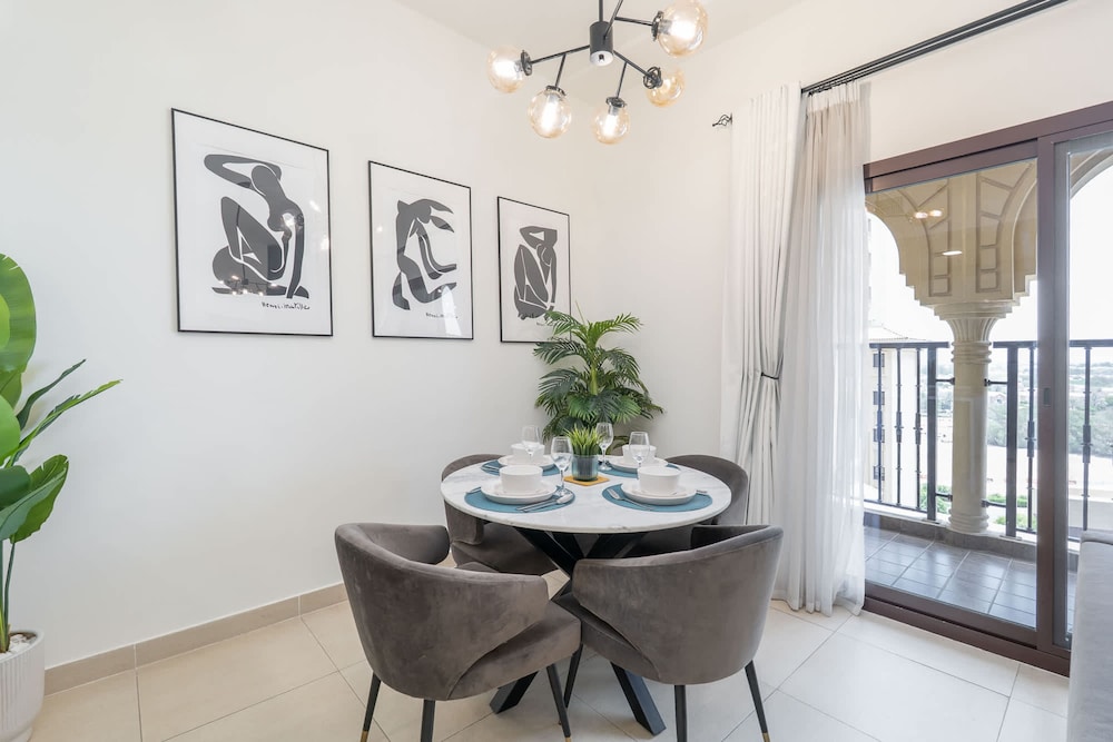 Stylish 1-bedroom Retreat With Pool in Vibrant Jumeirah Golf Estates