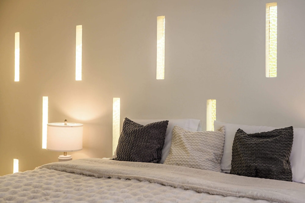 Modern 5BR Villa w AC Fast Wifi Near Crypto
