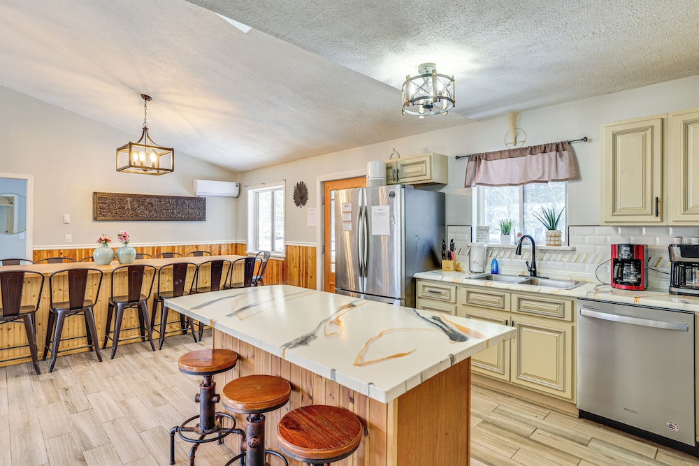 15 Mi to Ski Big Bear: Gem w/ Deck & Game Room