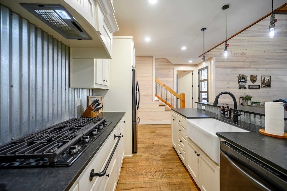 Stardust Hollow Cabin for 14