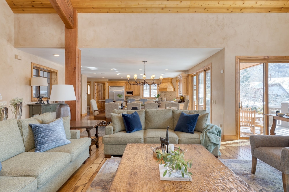Telemark Luxury Retreat by Avantstay Stunning Views w Hot Tub Theatre Room and Pool Table