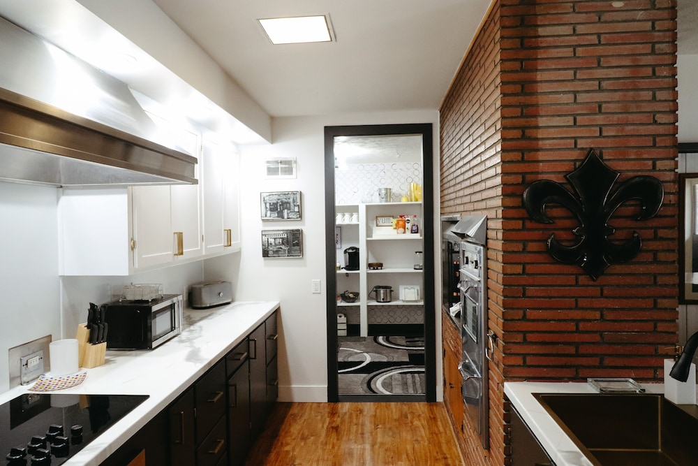Omaha Vacations - Charming Omaha Retreat - Near Zoo Downtown 3 Bedroom Home by RedAwning - Property Image 16
