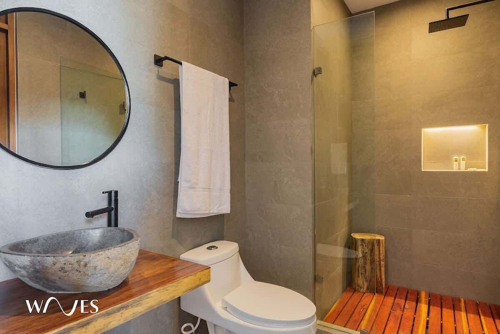 Luminous 2 BR With Roof Pool Close to Hotel Zone by Waves Management