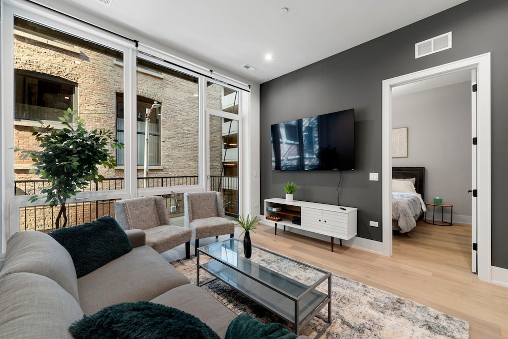 Chic 2BR 2BA Condo w Balcony - River North Chicago