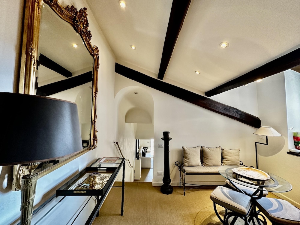 L Ortensia Bianca in Palazzo Ruspoli a Superb Retreat in the Most Elegant Palace in Rome