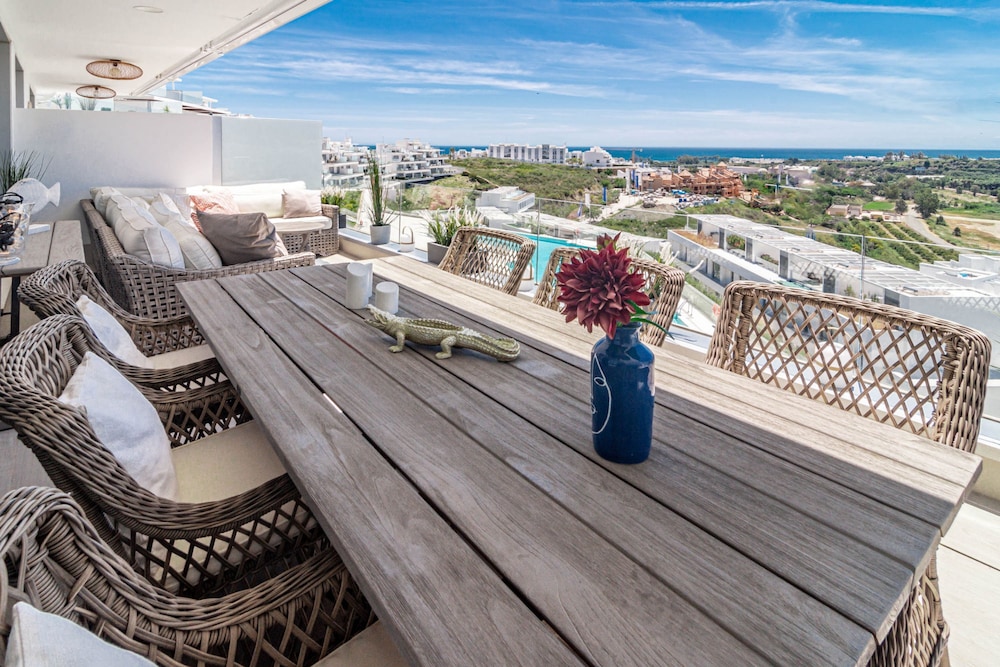 OV2 1B - Bright and Modern 3 Bedroom Apartment