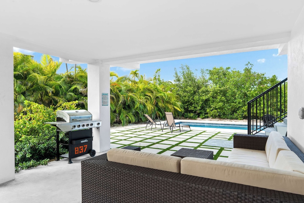 Isla Luna Waterfront Oasis Pool Dock Kayaks
