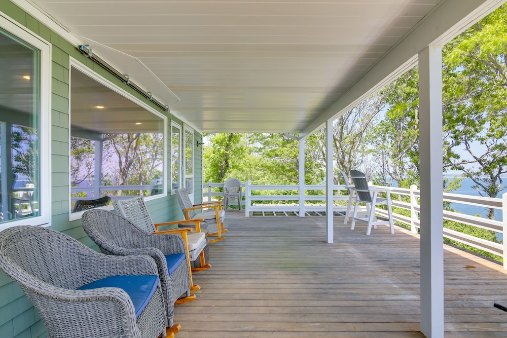 Bayfront Home w/ Deck - 4 Mi to Downtown Plymouth!