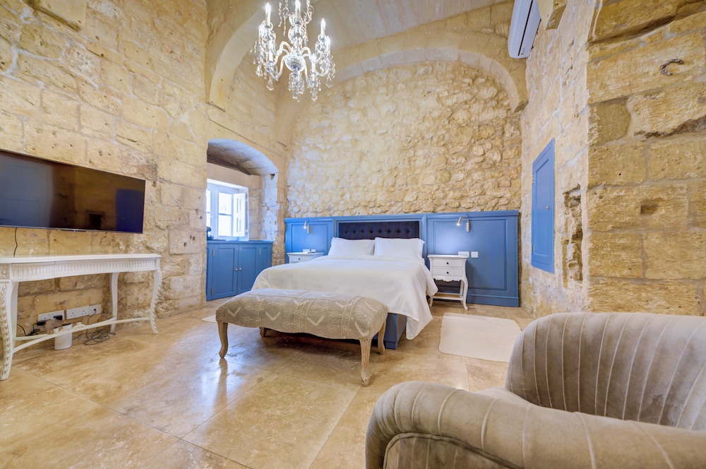 Room-ta Karmenu - An 800 Year old Modern