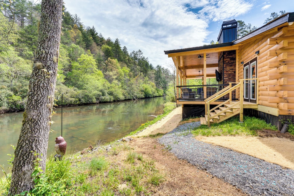 Modern Creek-front Cabin w/ Deck & Views in Murphy