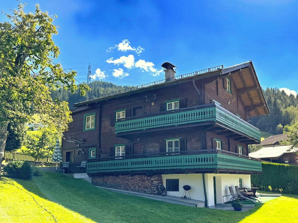 Cozy Chalet in Bramberg am Wildkogel with Sauna near Ski Lift
