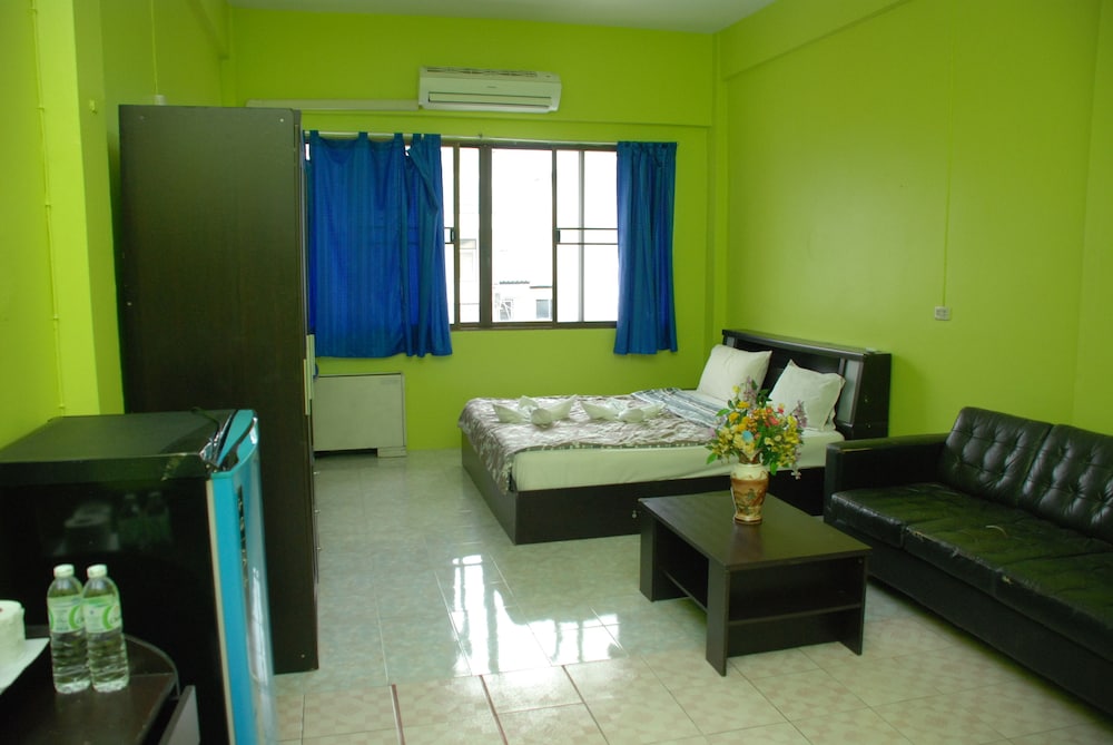 Blue Lagoon Guest House and Bar