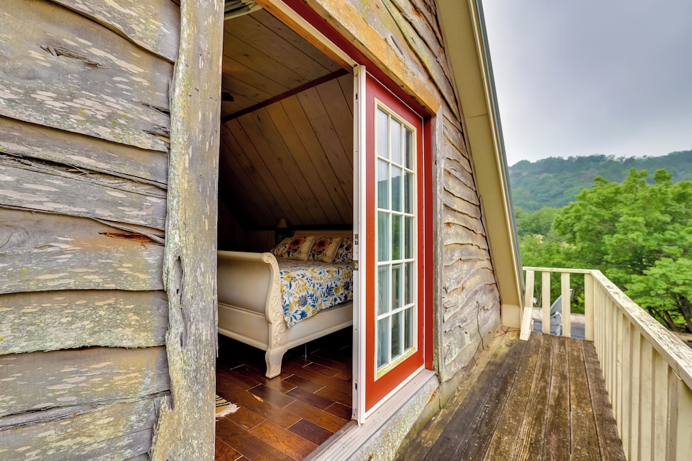 Chic 'tree House' Studio ~ 24 Mi to Bandera!