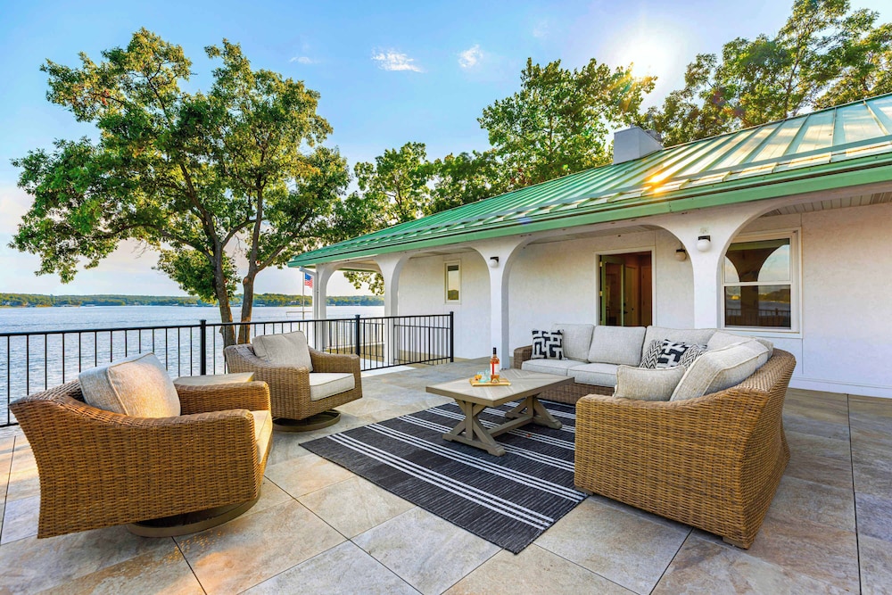 Panoramic Paradise - Lakefront Home for 15