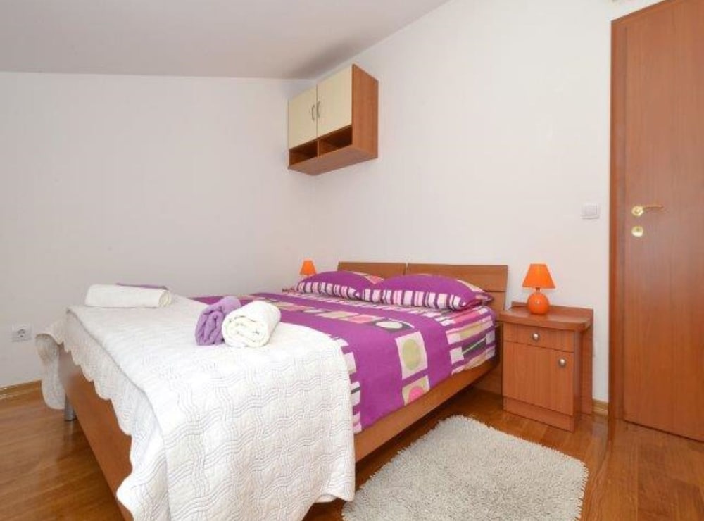 Bright Kaštela Apartment With Balcony and Private Parking