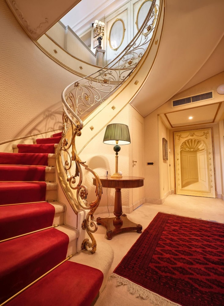 Colosseum Penthouse - Treasurerome Beyond