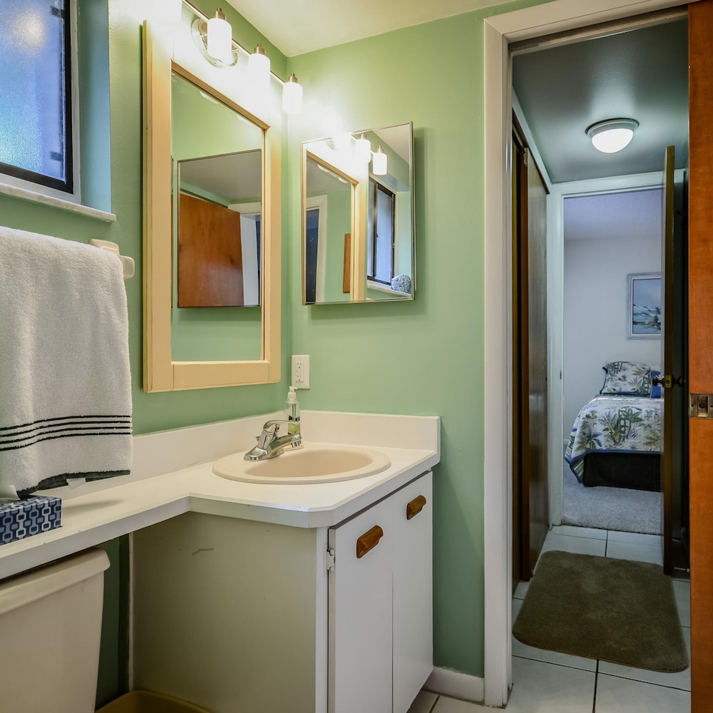 Sc162 - Beautifully Updated 3 2 Corner Close to Pool Beach Access view 3