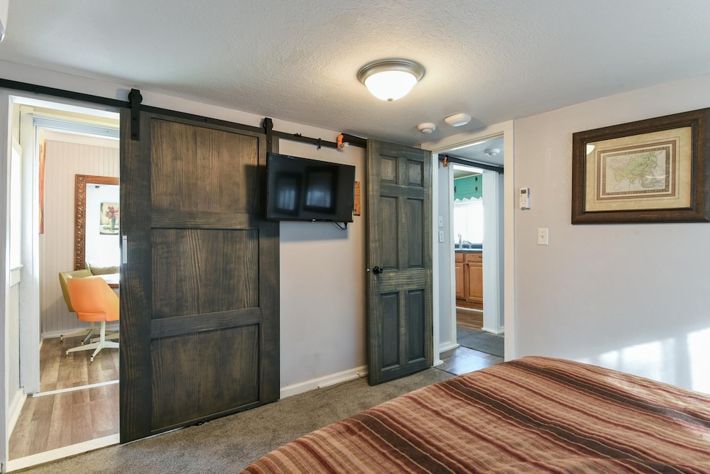 Downtown House in Historic Branson - Awesome Location view 2