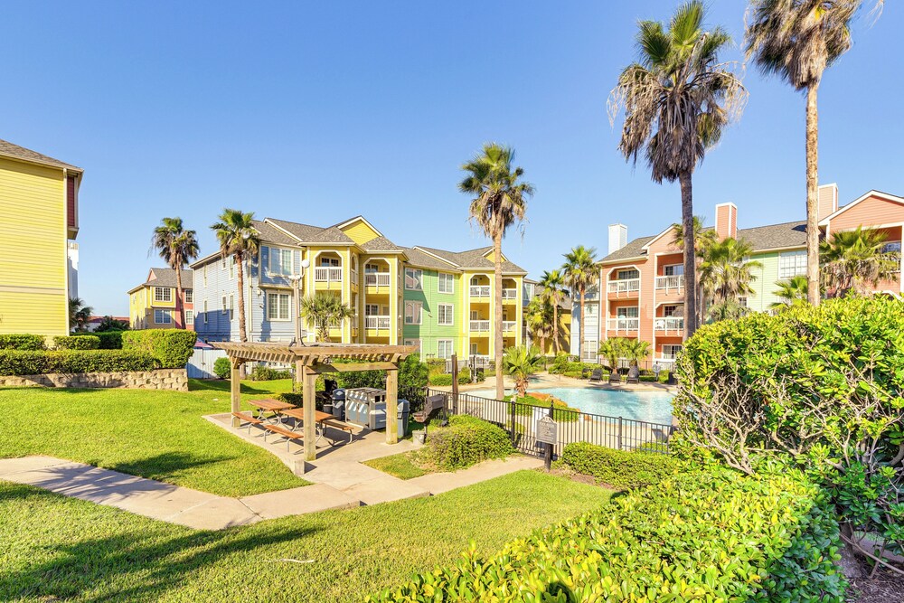 Walking Distance to Babe's Beach: Condo w/ Balcony