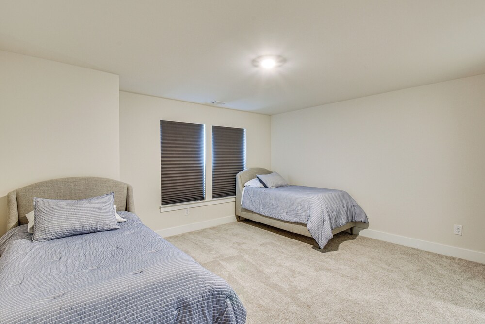 5 Mi to Memorial Stadium & Beach: Modern Townhome