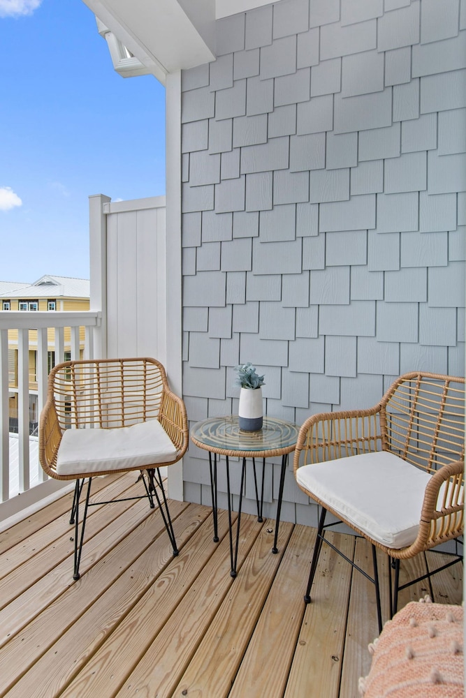 Luxury Beach Condo 5 Min Walk to Beach Shops