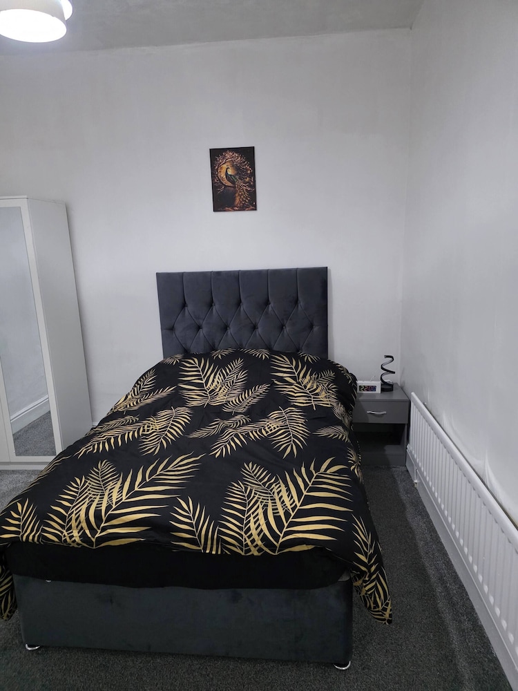 3 Bed Home Free Wifi & Netflix Central Location