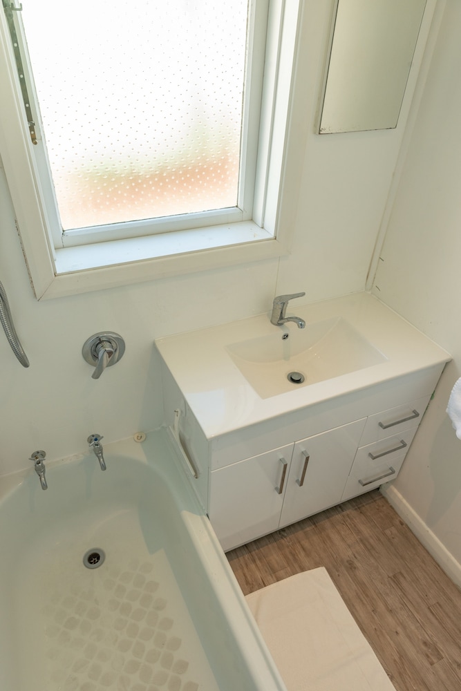 The Artists Hideaway-2 bed Mezzanine in Paddington - by Out of Office Lifestyle
