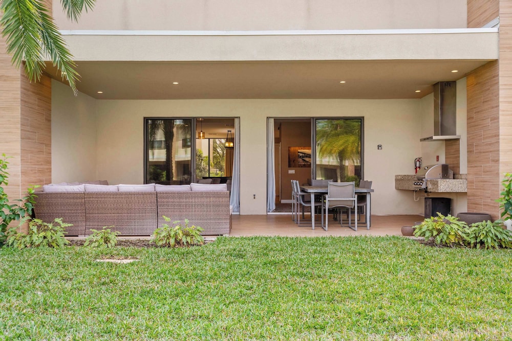 Minutes to Disney Chic Dream Villa With Stunning Patio and Resort Perks