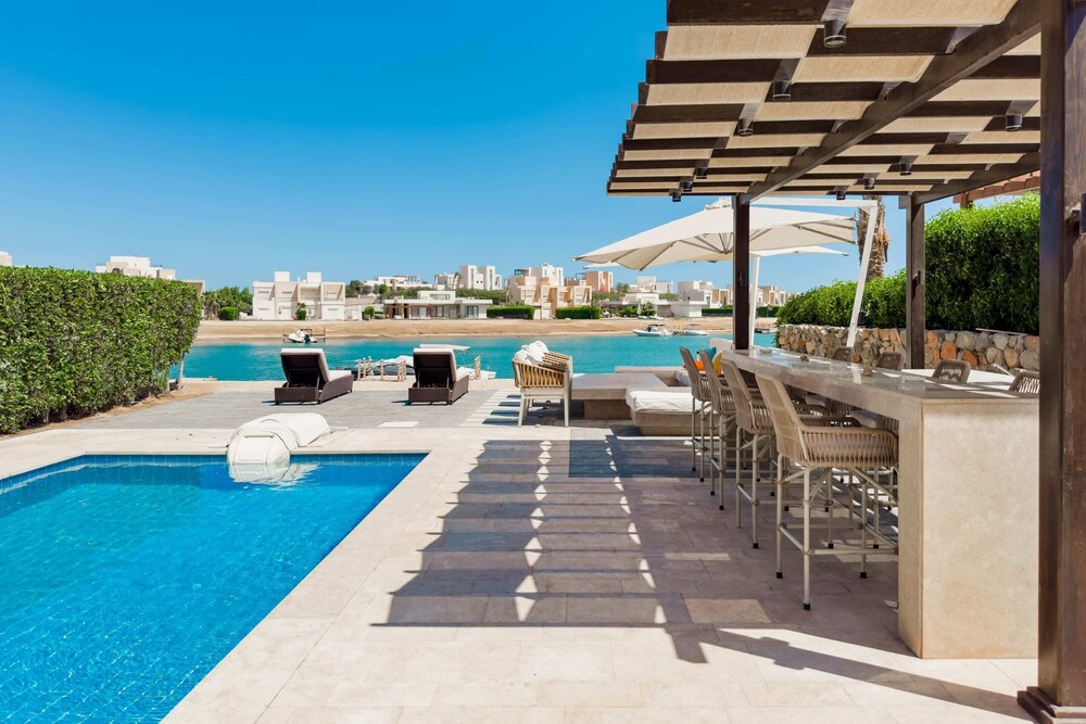 Posh & Eclectic 4 BDR Villa @ Fanadir Bay