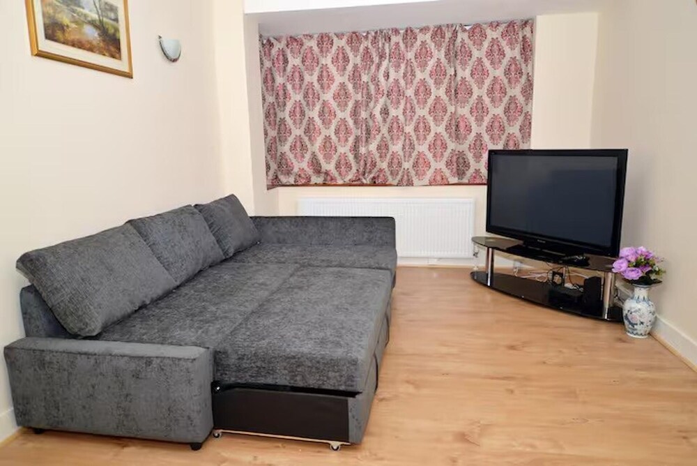 Family- Near Lcy Airport- Sleeps 6- Parking- Wi-fi