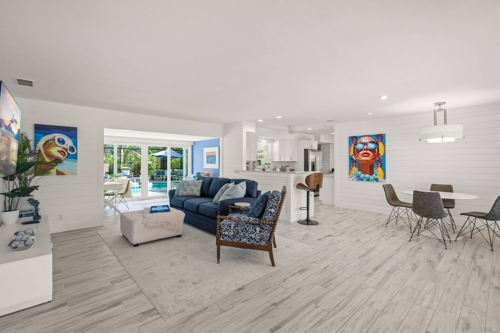 Dockside Getaway on Avenida