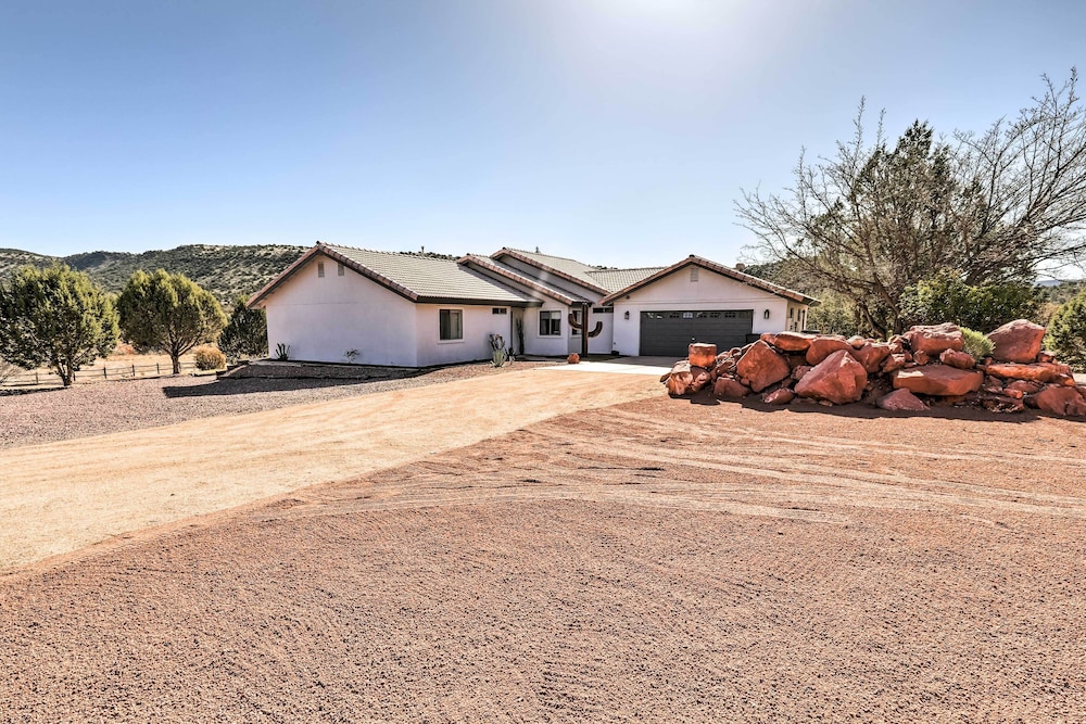 Deck & Indoor Pickleball Court: West Sedona Home! view 5