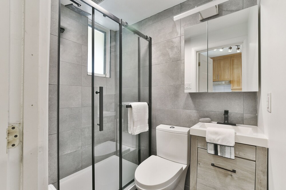 Lovely 1BR - 5mins from Laurier Metro