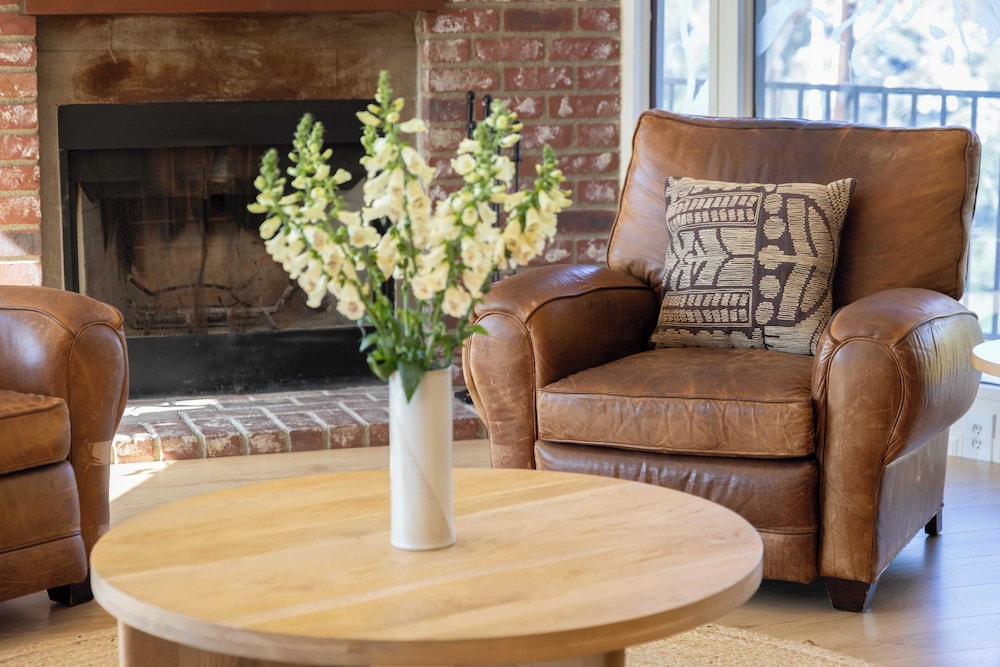 Designer Retreat w/ Pool, Firepits, Panoramic Views The Lake House at Malibu