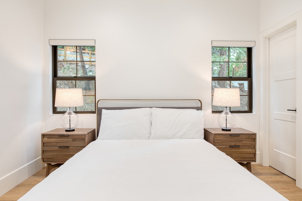 Luxury Retreat, 5mins to the Lake Game Room + Fire Pit Howlite by Avantstay