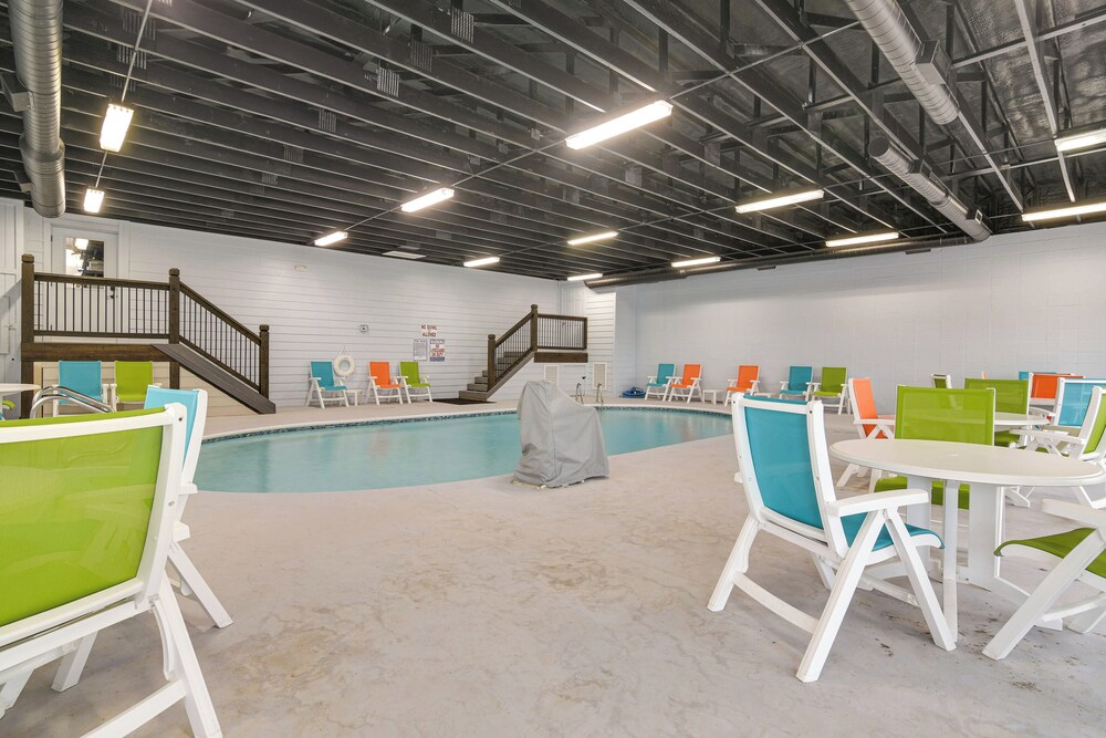 Table Rock Lake Retreat: Steps to Water & Pools!