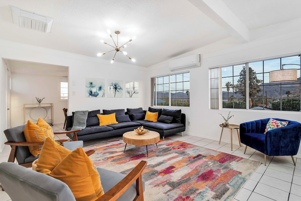 6 Mi to Joshua Tree: Home w/ Outdoor Oasis & View!