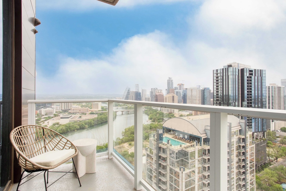 Luxe High Rise Near DT Austin w/ Views Rooftop Pool, Gym, & Luxe Amenities