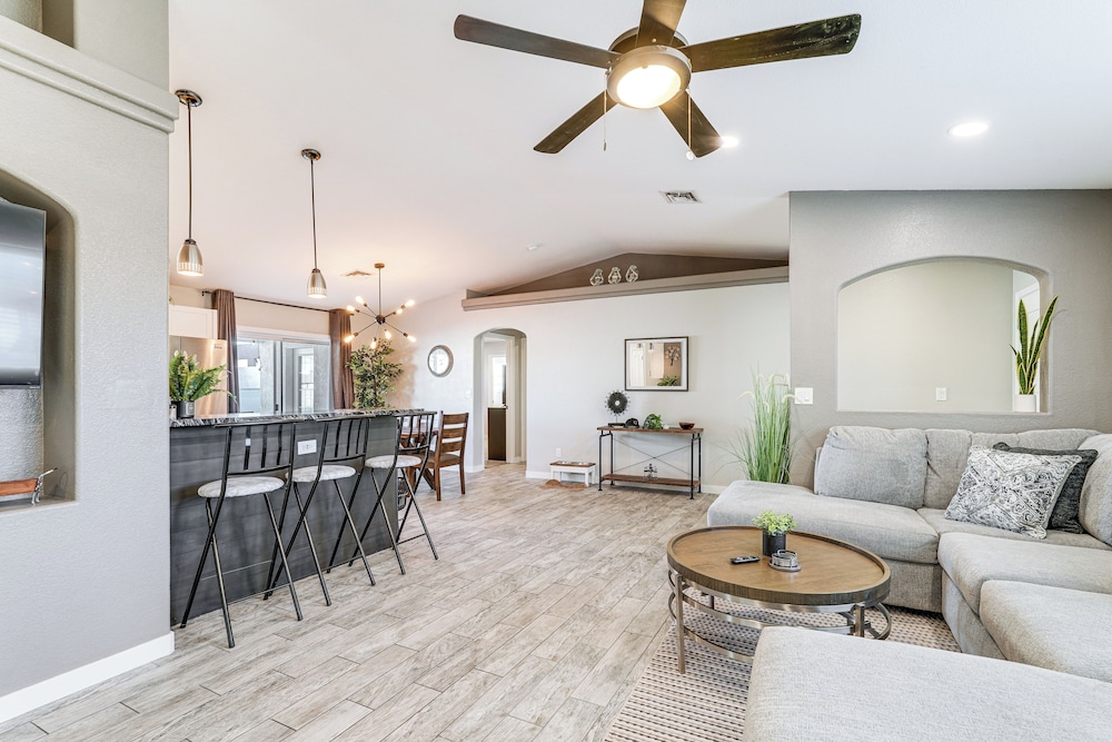 3 Mi to London Bridge: Home w/ Patio & Grill!