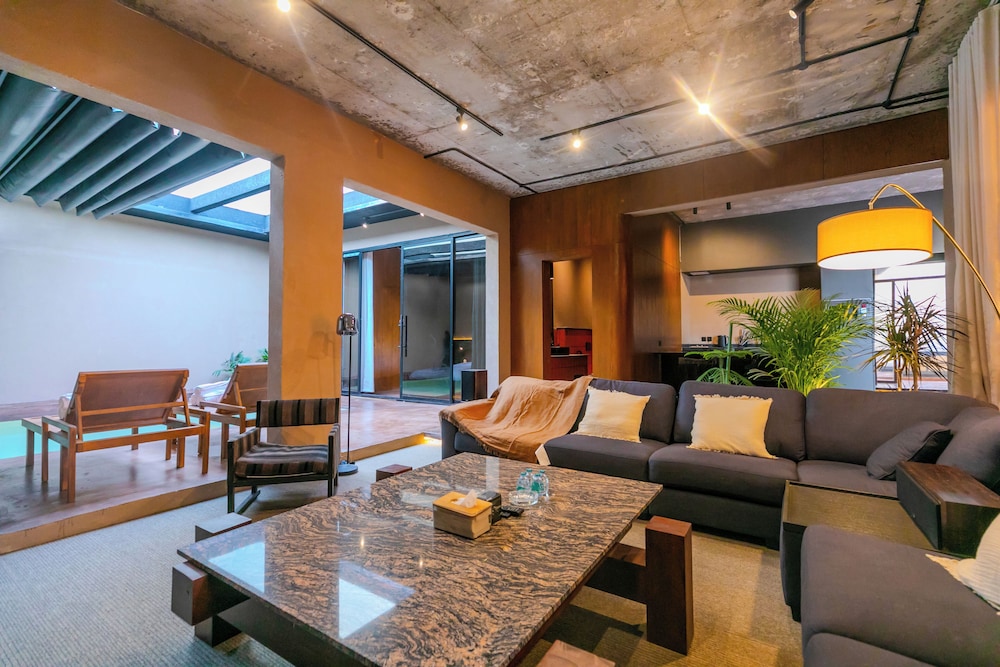 Portal Chalets With Private Pool-Al Arid