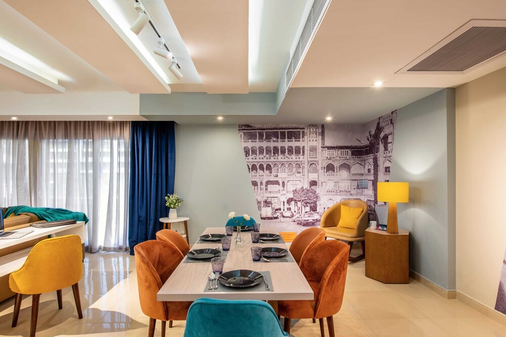 Xuru Stays I Waterfront Designer 2BR - 5 min to Airport