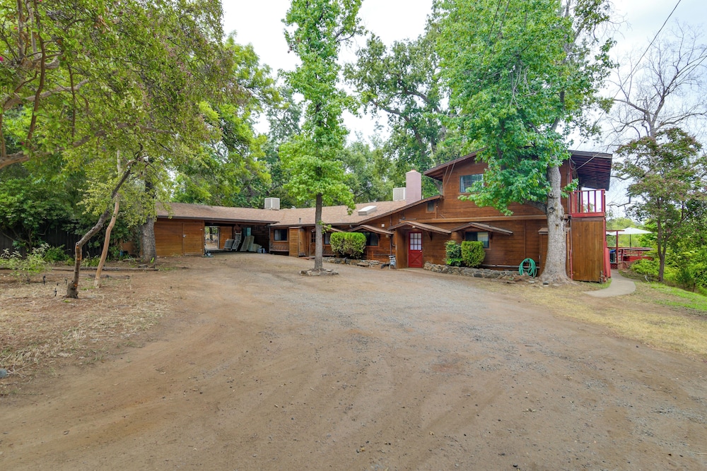 5 Mi to Lake Oroville: Huge Riverfront Home!